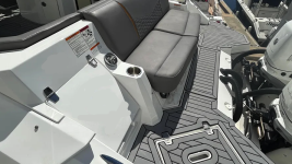 2019-cruisers-yachts-338-ob-power.png