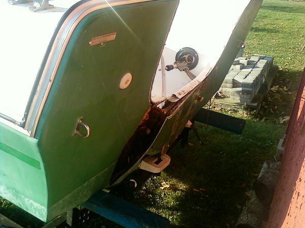 not the best pic,but as you can see,the transom needs completely replaced.including the outter skin.